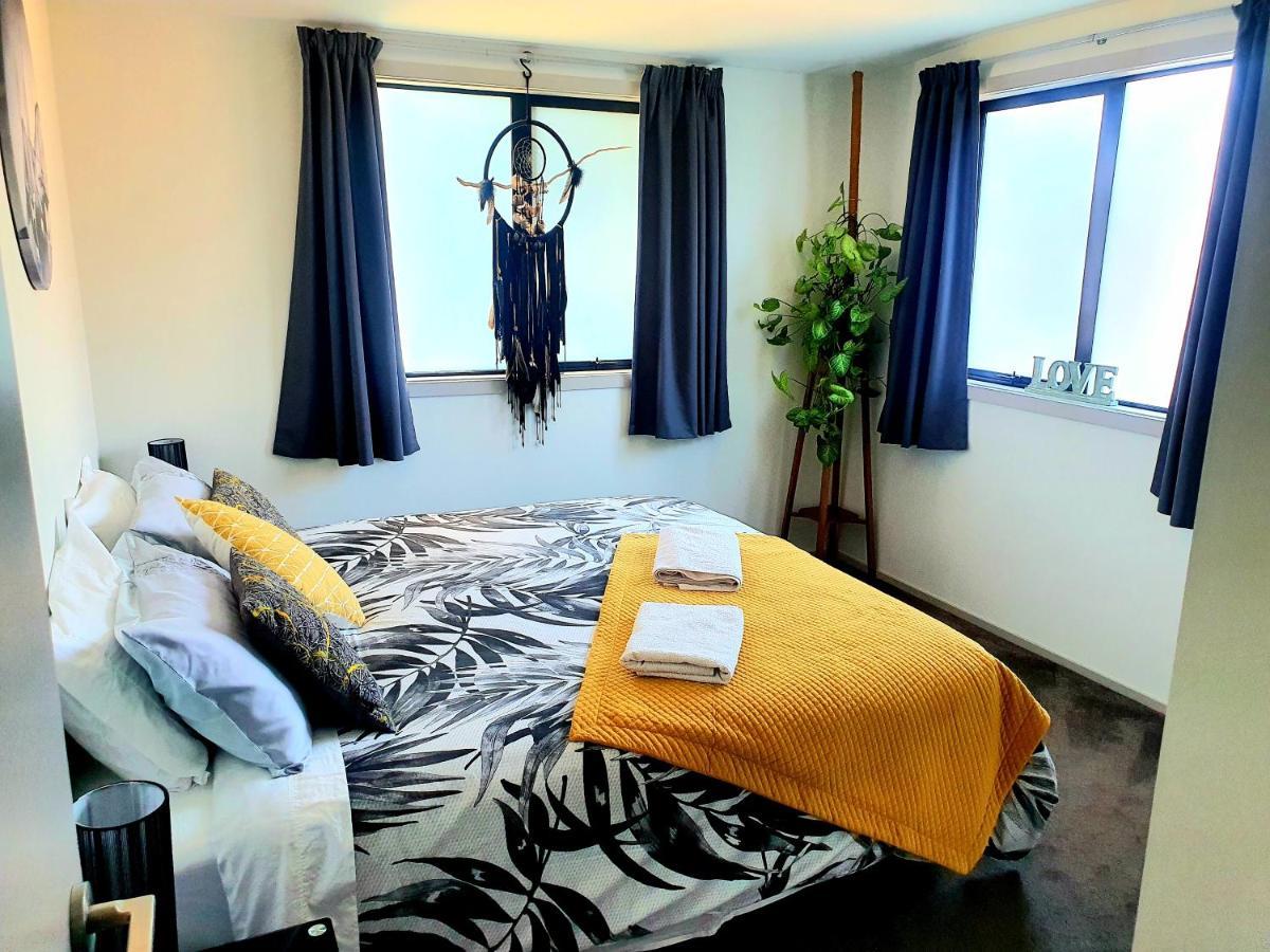Hawea Heaven: Superking Beds + Hot Tub + Mountain Villa Уанака Екстериор снимка