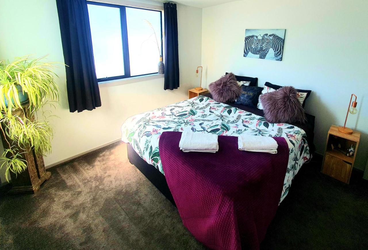 Hawea Heaven: Superking Beds + Hot Tub + Mountain Villa Уанака Екстериор снимка