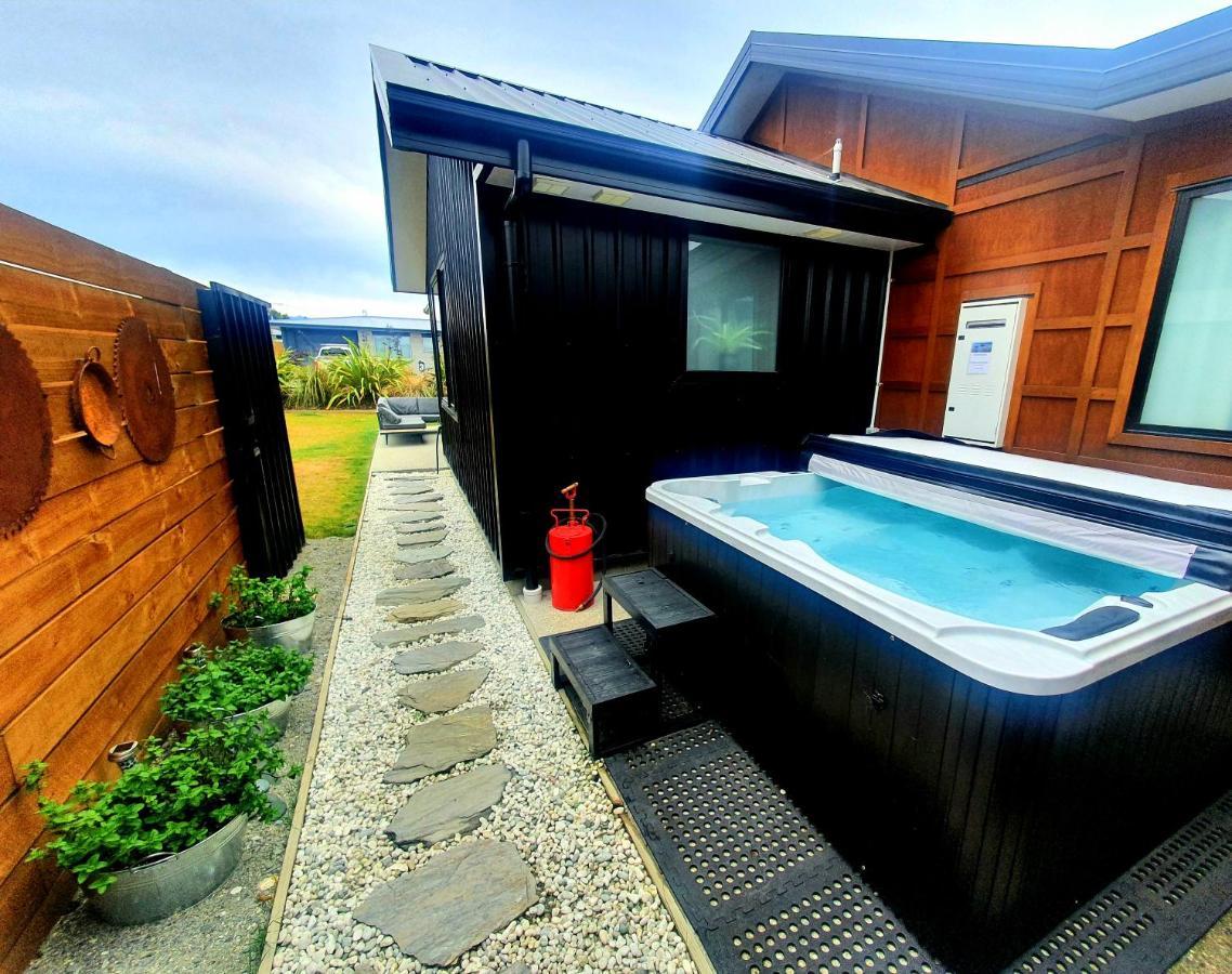 Hawea Heaven: Superking Beds + Hot Tub + Mountain Villa Уанака Екстериор снимка