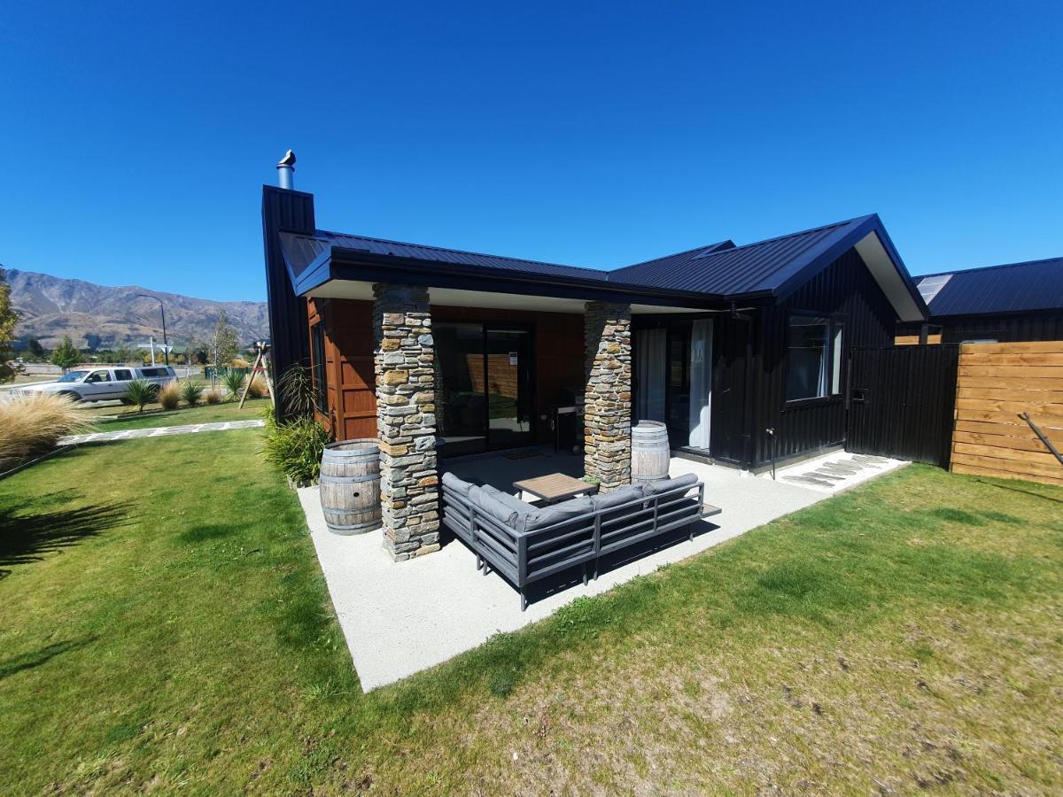 Hawea Heaven: Superking Beds + Hot Tub + Mountain Villa Уанака Екстериор снимка
