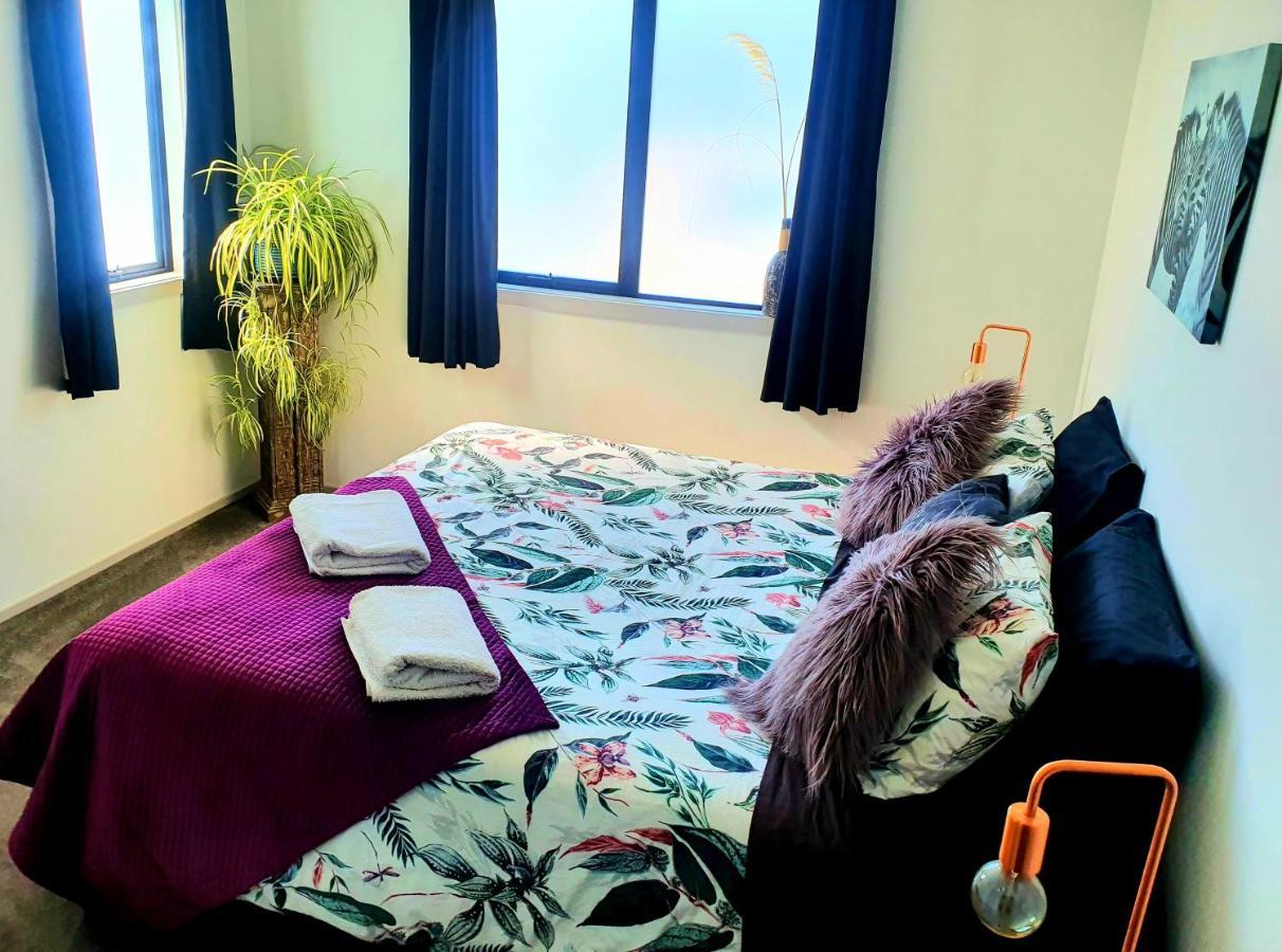 Hawea Heaven: Superking Beds + Hot Tub + Mountain Villa Уанака Екстериор снимка