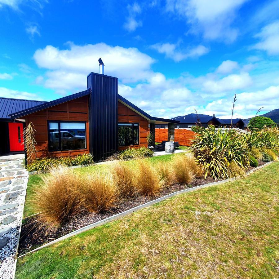 Hawea Heaven: Superking Beds + Hot Tub + Mountain Villa Уанака Екстериор снимка