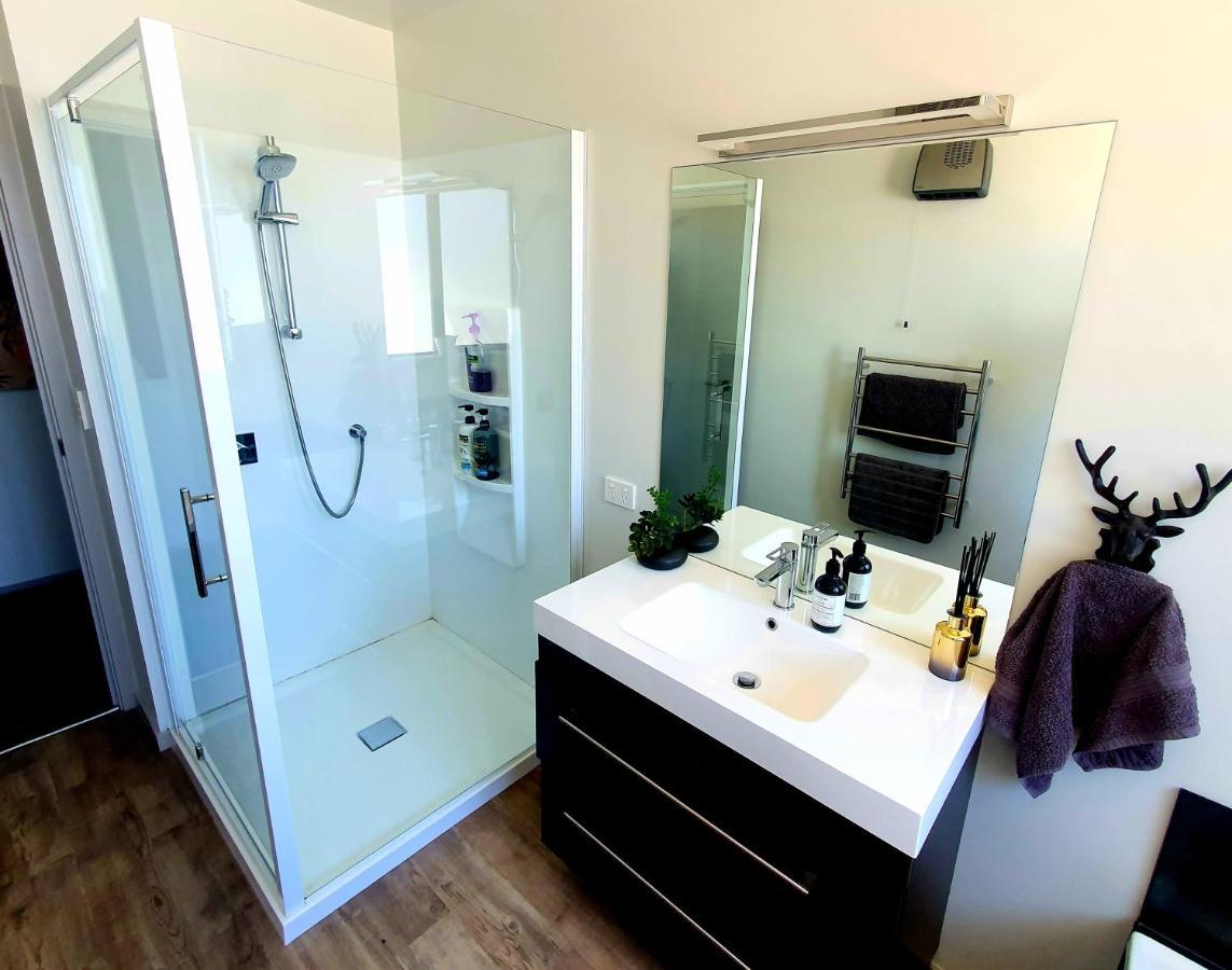 Hawea Heaven: Superking Beds + Hot Tub + Mountain Villa Уанака Екстериор снимка