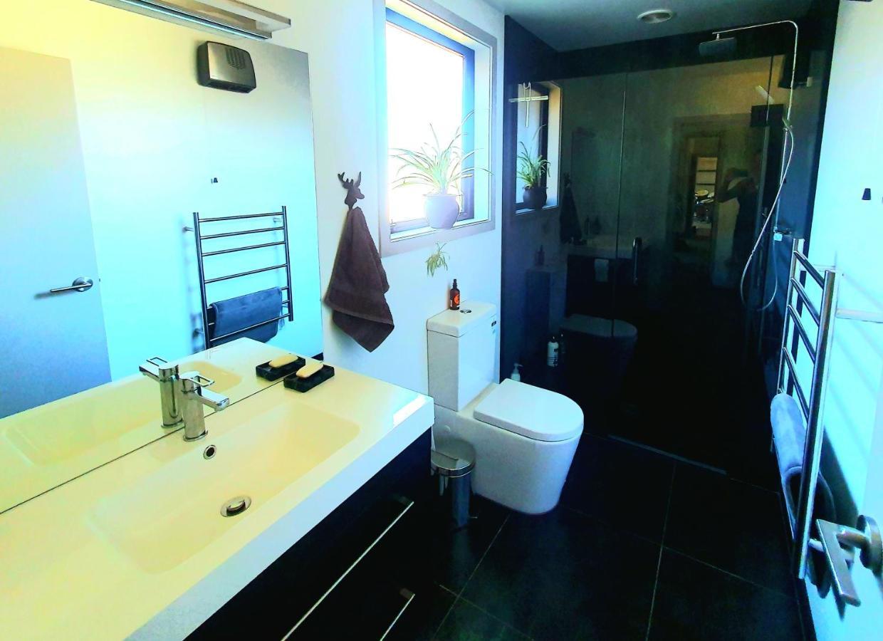 Hawea Heaven: Superking Beds + Hot Tub + Mountain Villa Уанака Екстериор снимка