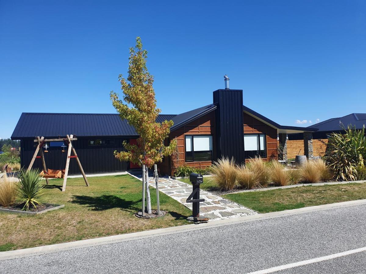 Hawea Heaven: Superking Beds + Hot Tub + Mountain Villa Уанака Екстериор снимка