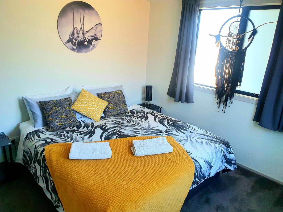 Hawea Heaven: Superking Beds + Hot Tub + Mountain Villa Уанака Екстериор снимка