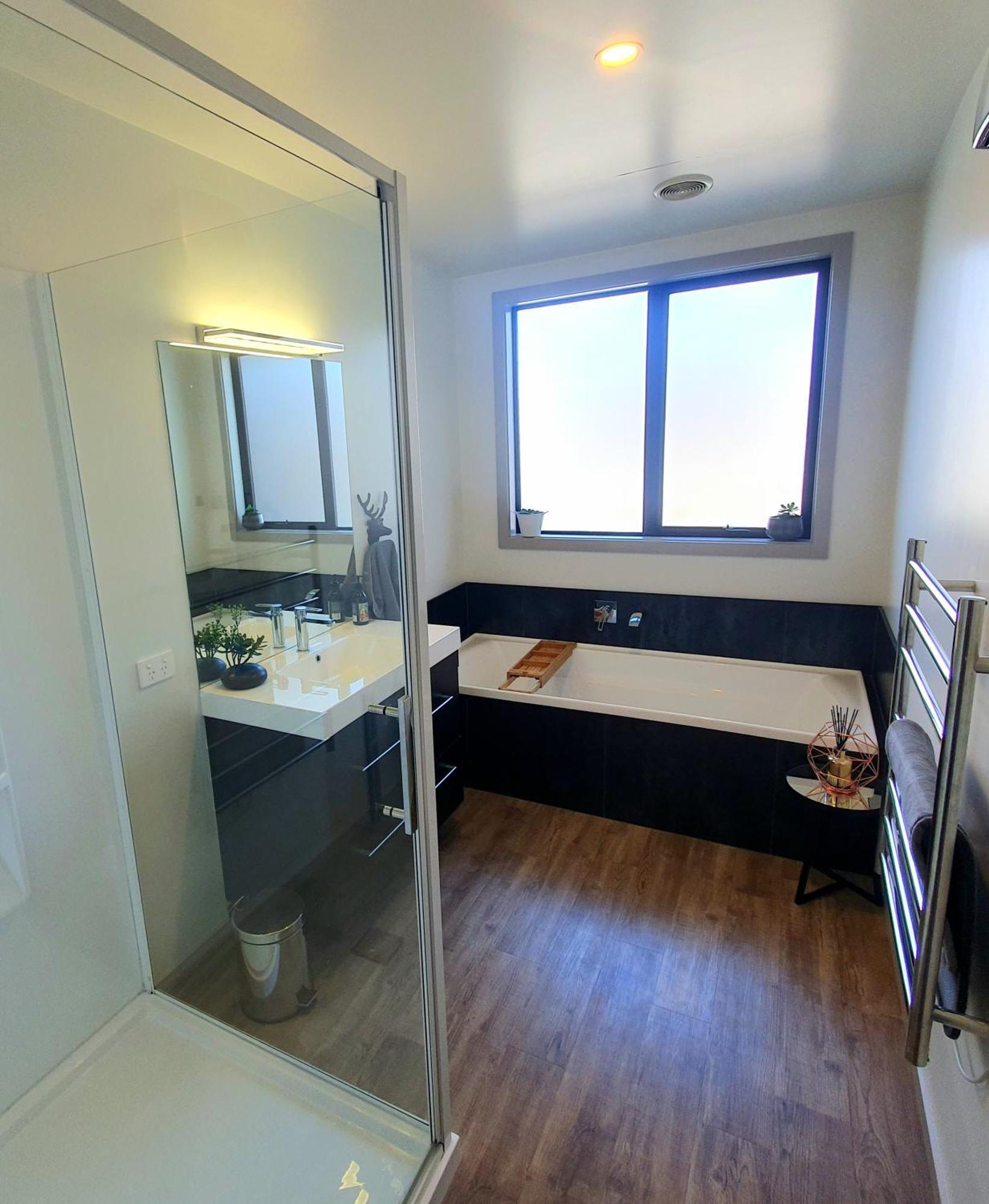Hawea Heaven: Superking Beds + Hot Tub + Mountain Villa Уанака Екстериор снимка